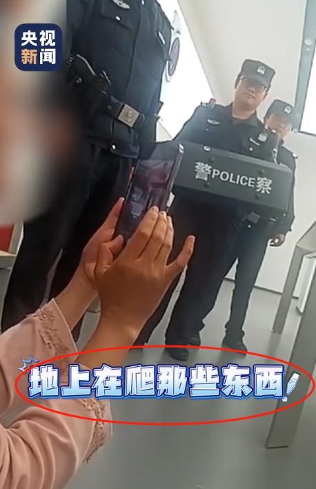 这个女人上央视新闻了！昆明一女子惊恐万分的跑进商铺，大喊大叫，称“全是白蛇在翻滚