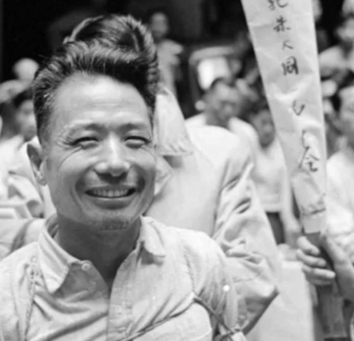 1949年，大汉奸朱大同被拉到刑场枪毙，周围骂声不断，但他的脸上却挂着笑容。然而