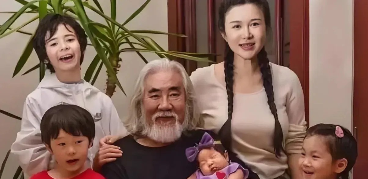 其实杜星霖的日子也不好过…
老公张纪中已74岁了，头发胡子白了一大把，稍微干点家