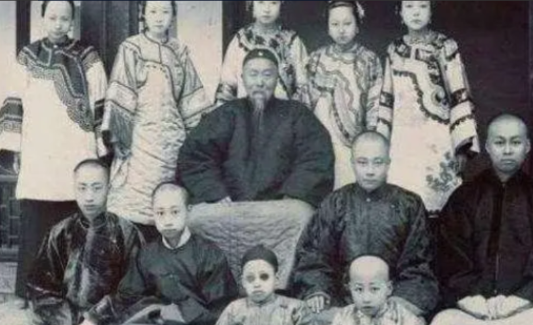 1901年，李鸿章去世，他给子孙留下4000多万两白银和无数家产。 可没想到，5