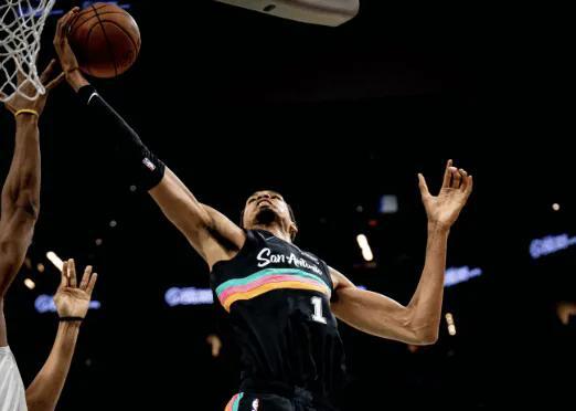 你敢信？
文班亚马在马刺，只合适打替补，不合适打首发吗？
今天，马刺打骑士，文班