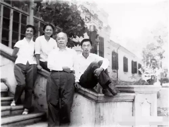 陈毅查出结肠癌后，在1970年10月做了手术，1971年5月1日这天，陈毅离开3