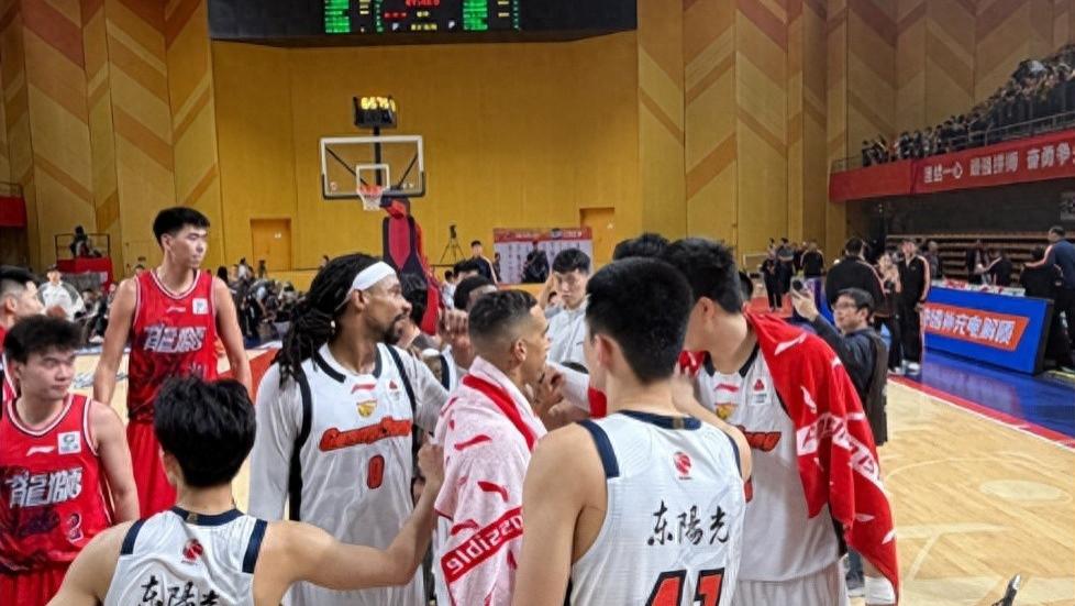 广东一球员0分，媒体人却盛赞，杜锋也重用他，徐杰乐意为他传球