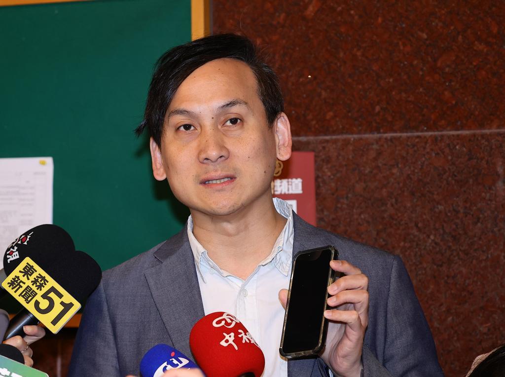 亲绿侧翼团体殴打老人，叶元之：韩国瑜要被罢免时 也是这样
大罢免议题持续延烧，近