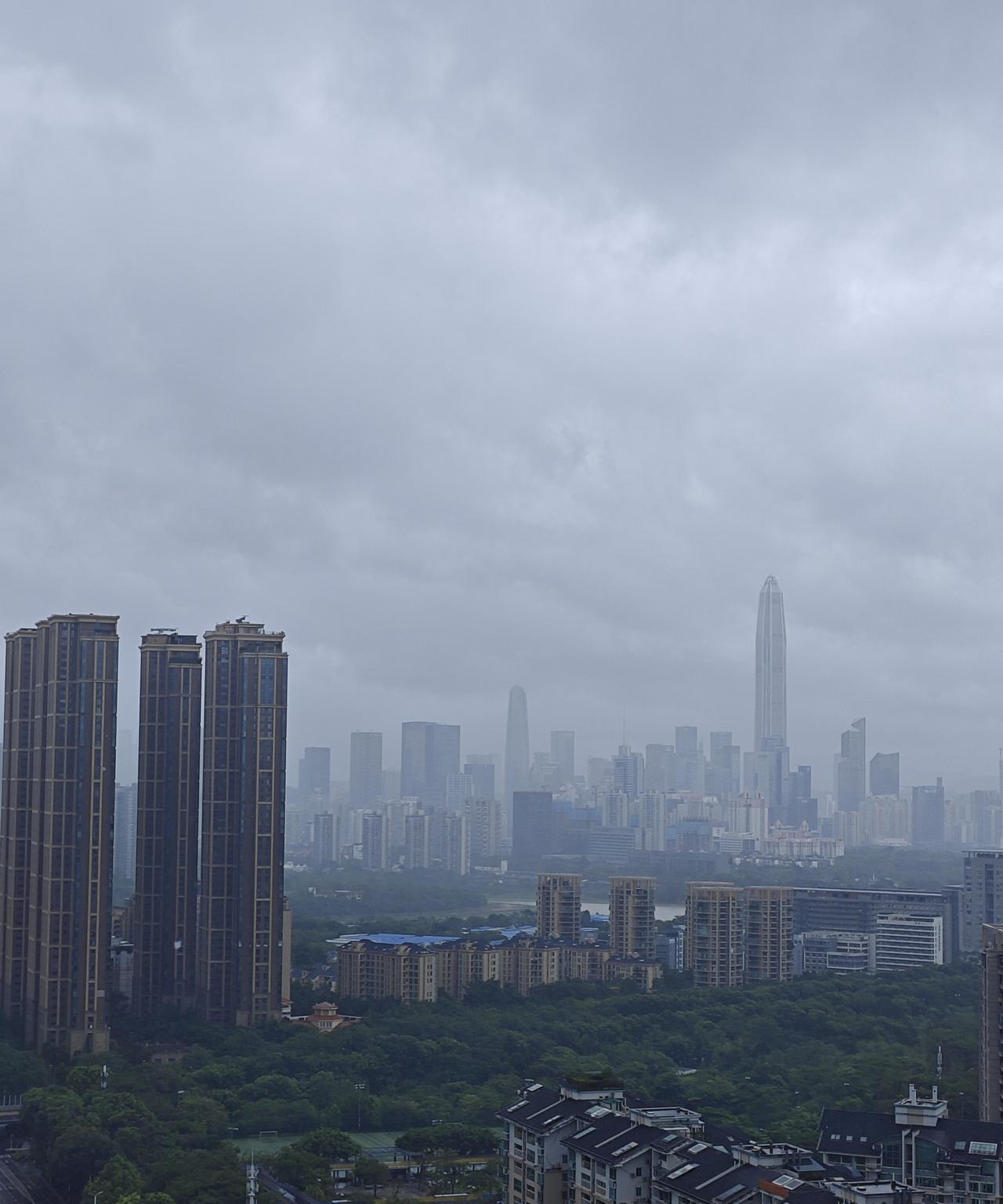 超强台风桦加沙就这样离开了深圳，或许它就没有真正的来过。这一次深圳以最高标准防御