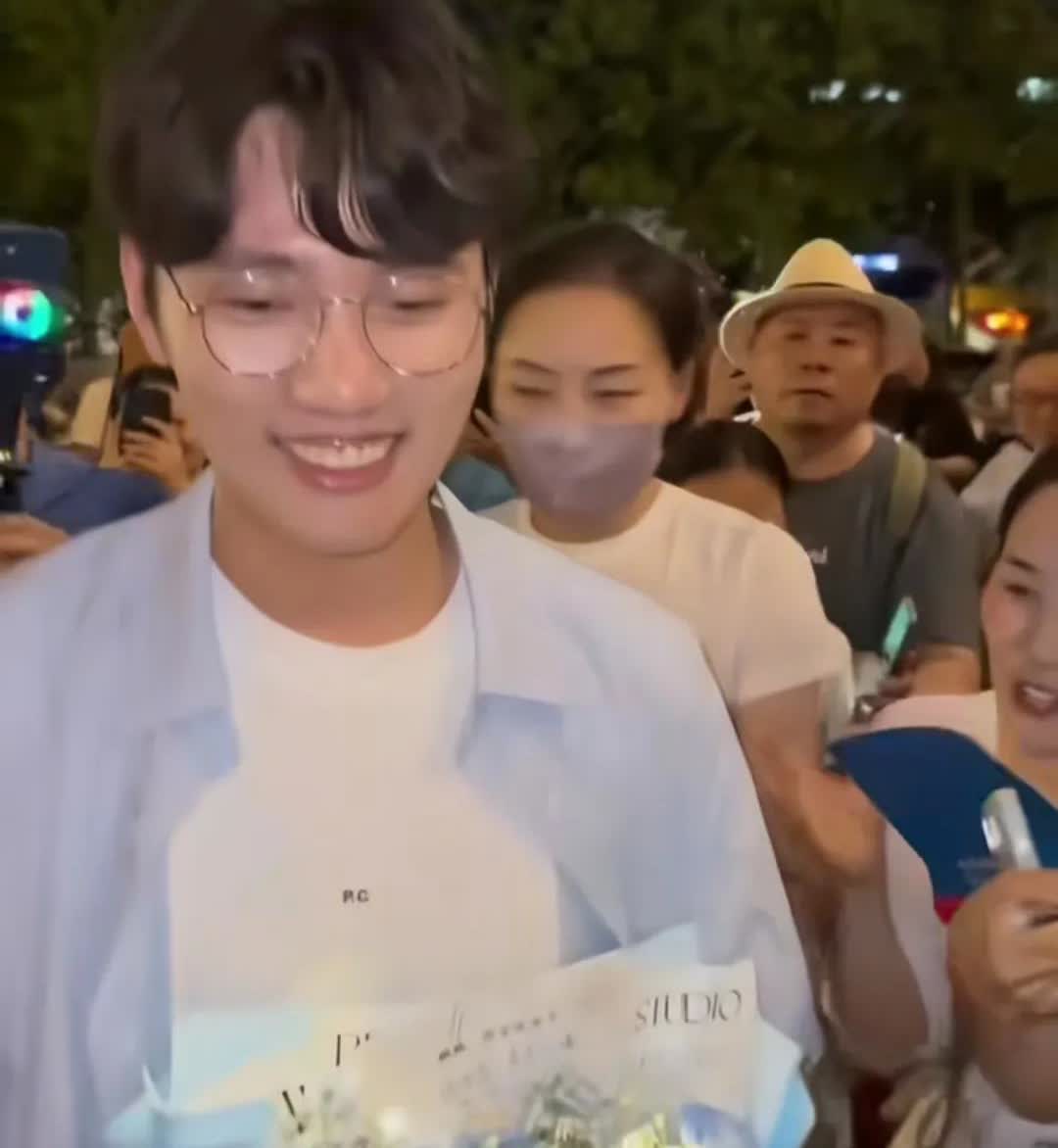 越来越看不懂了，都以为只喜欢董宇辉，去西安的盼盼、鹏鹏为什么都会遭遇围堵？就连一