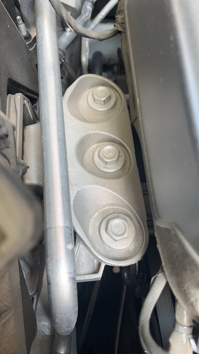 无意中的惊吓
买的新车现在刚好一万公里，今天去朋友的修车店玩无意中打开机舱看了下