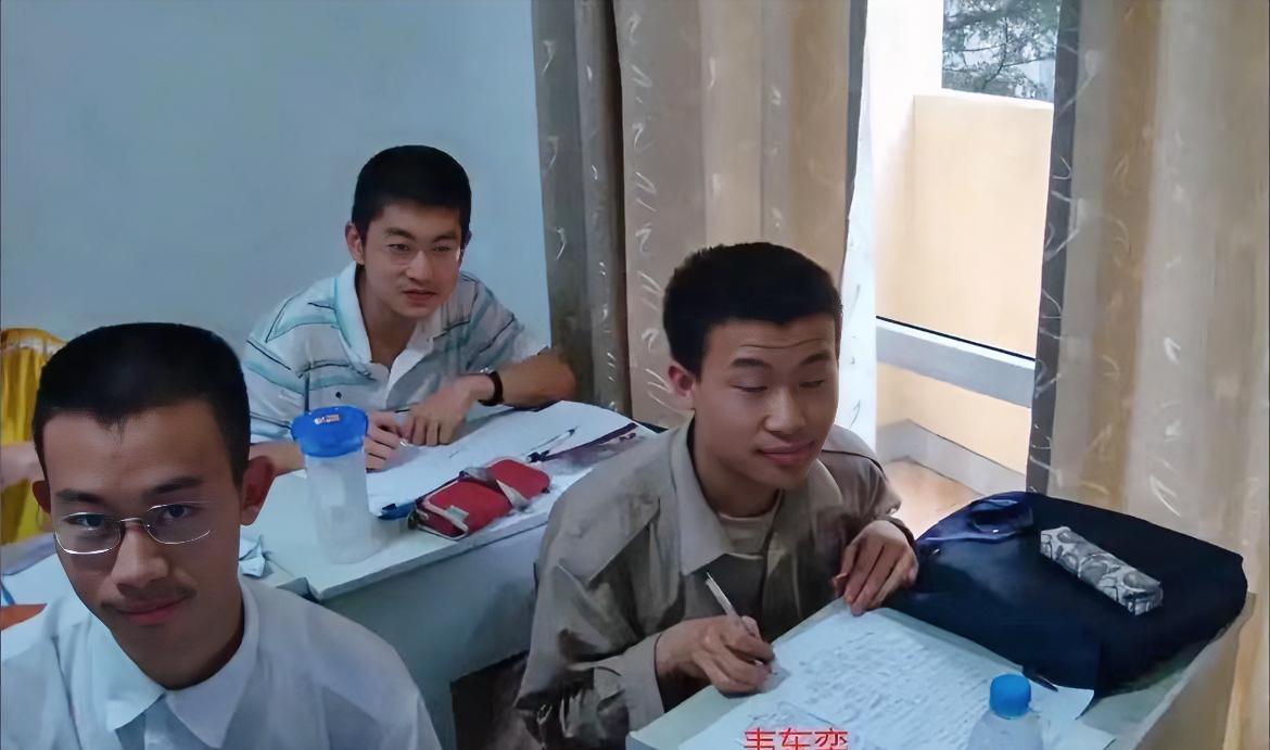 果然能和韦神做同桌的，也不是一般人。有网友认出韦东奕的同桌张瑞祥，是其父亲同事的