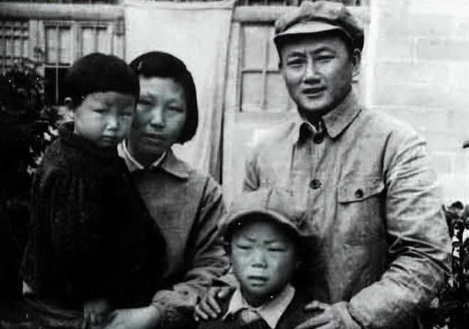 1949年军区政委返乡想报杀母之仇，毛主席心知肚明，大手一挥：把425团带去！