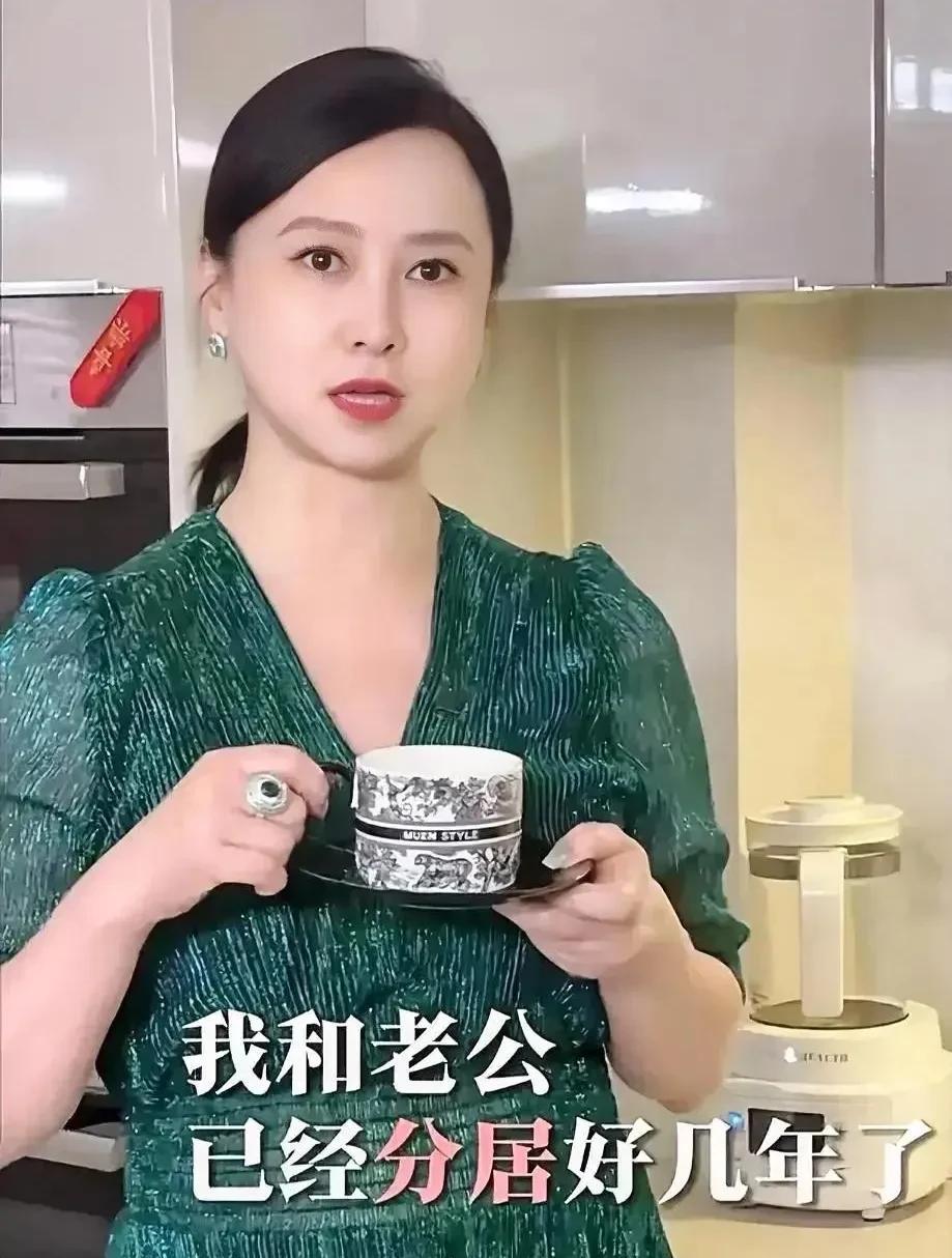 翁虹说，我和先生分居三年了，这事情说出来好多人不信，但感情反而更好了。其实当时是