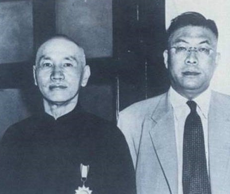 1975年，逃亡台湾的蒋介石因病而去世，入殓时身上穿了7条裤子，毛主席得知后就说