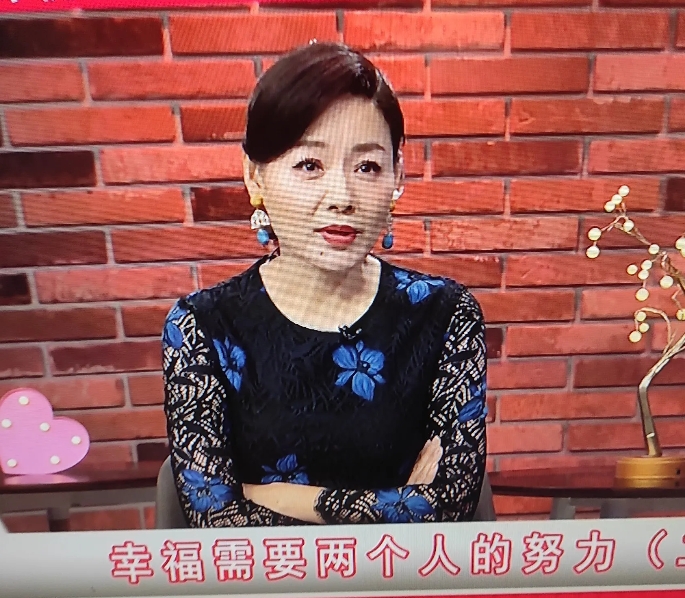 北京电视台《选择》节目主持人换装开启新的一期节目、二位男嘉宾及三位女嘉宾属于中青