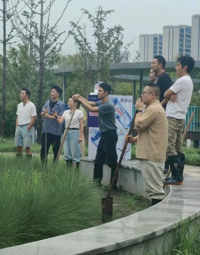 明星录综艺赚钱遭热议！
