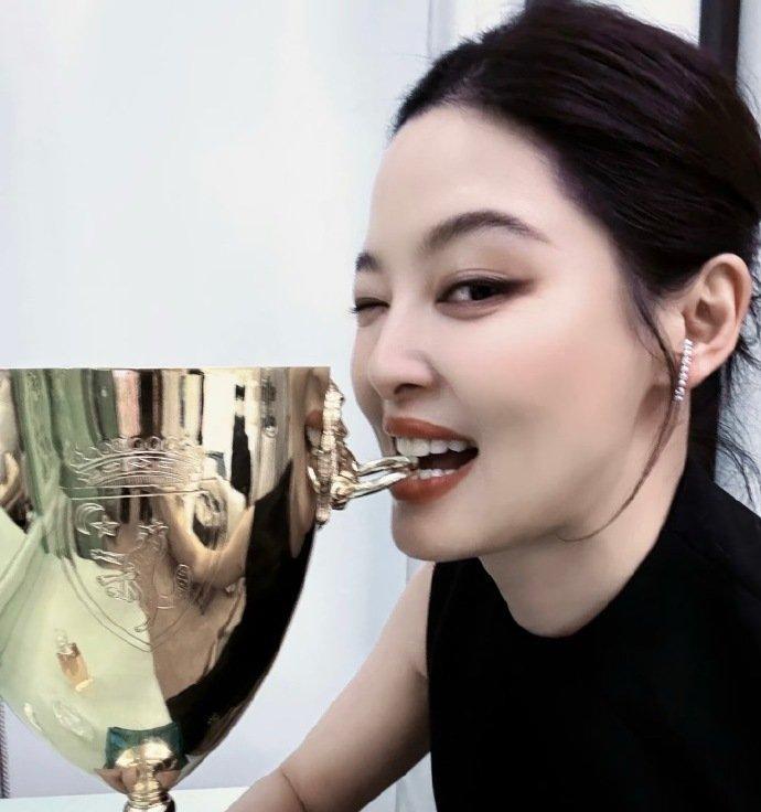 #辛芷蕾 显化#
能走进这个圈子，全是她一步步努力拼出来的。
从始至终都相信自己
