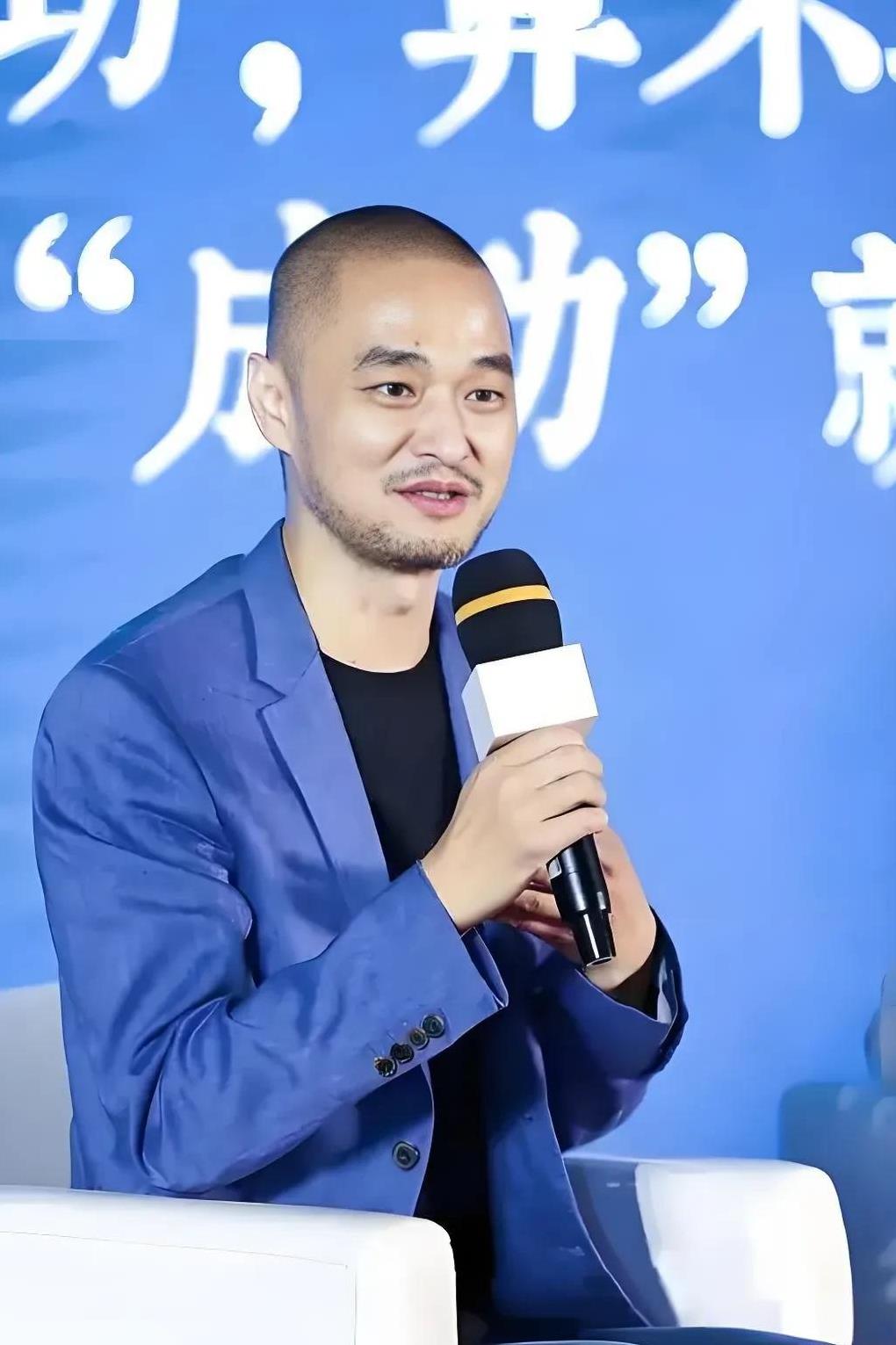 冯唐说，女人最美的样子不是相夫教子，不是素面朝天，也不是老实听话，而是你可以靠自