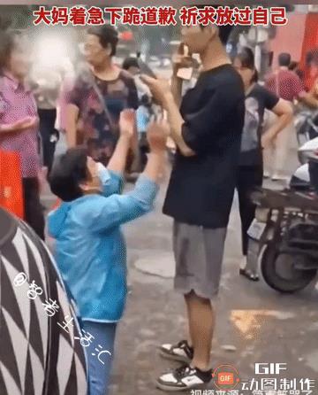 大妈两次超市偷油，被善良的老板原谅，结果第三次又来偷，忍无可忍的老板选择报警，大