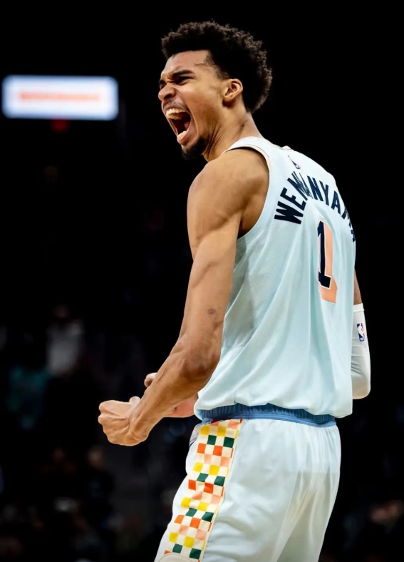 实话实说，马刺的阵容确实不见得是最适配文班的阵容。
文班其实也和字母一样，适配一