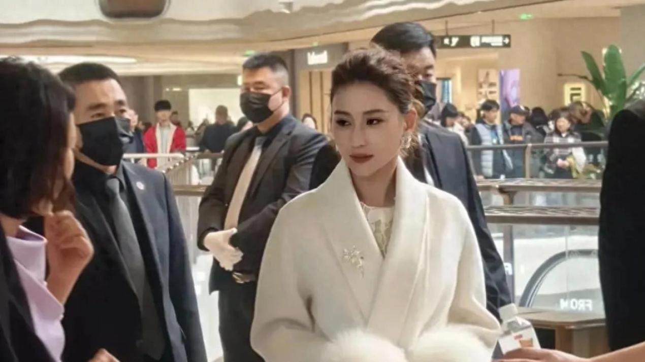 何超莲西安风衣造型优雅亮相 ，四保镖随行诠释豪门千金气场