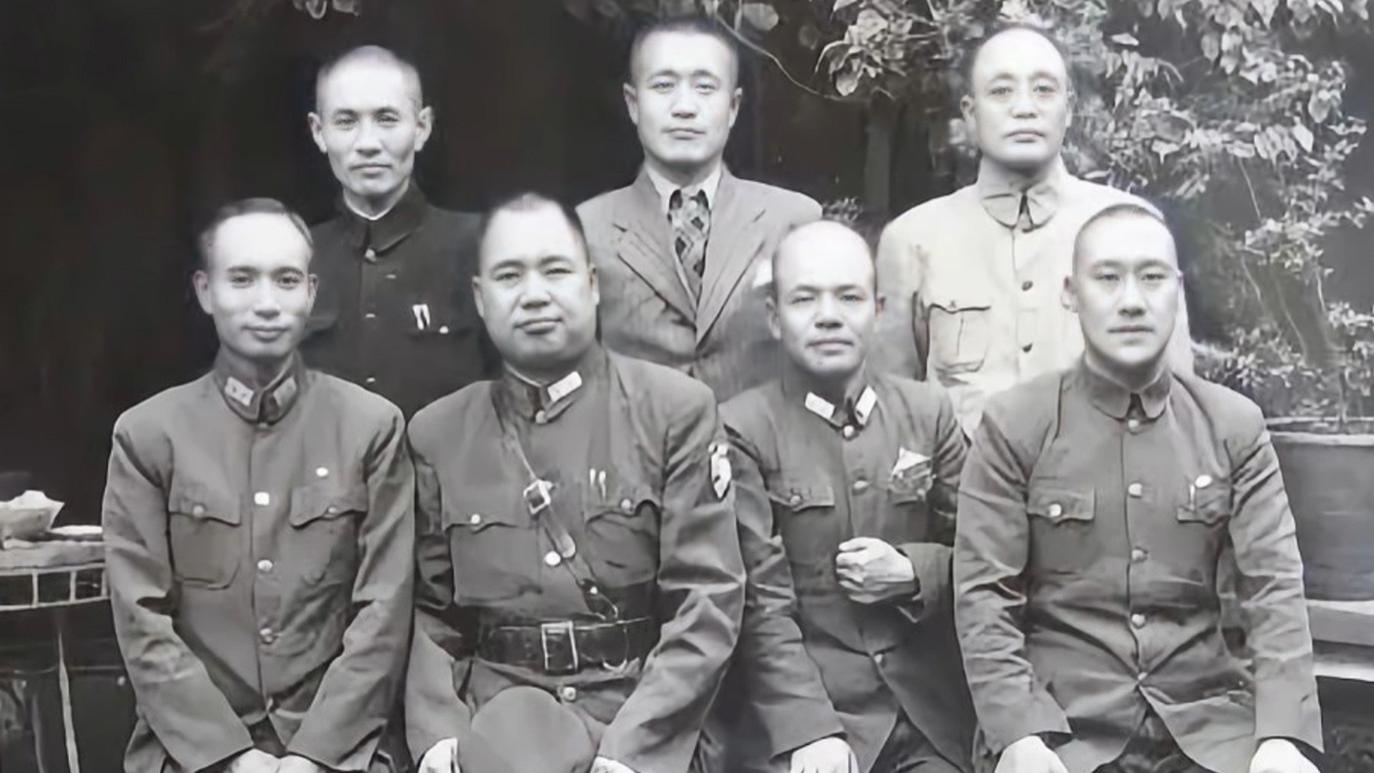 1942年黄埔一期将领合影，杜聿明只能站后面，前排四人都是谁