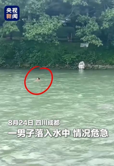 “这个小姐姐火了！”8月24日，成都，24岁男子不慎跌入清水河，情况危急，旁边餐