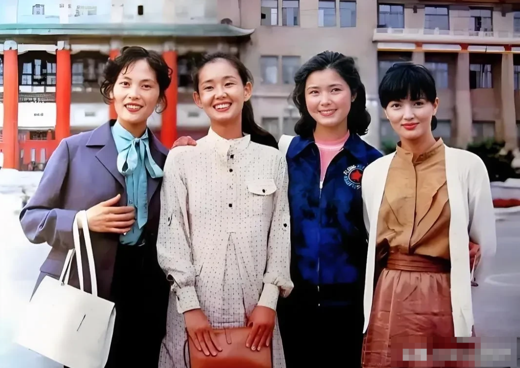据说这是80年代的红极一时的明星合影，虽然我叫不出她们的名字，但就很喜欢她们这样