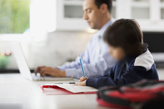 中小学学生是未成年人，他们的价值观、人生观和世界观都还没有成型，必须要接受科学的