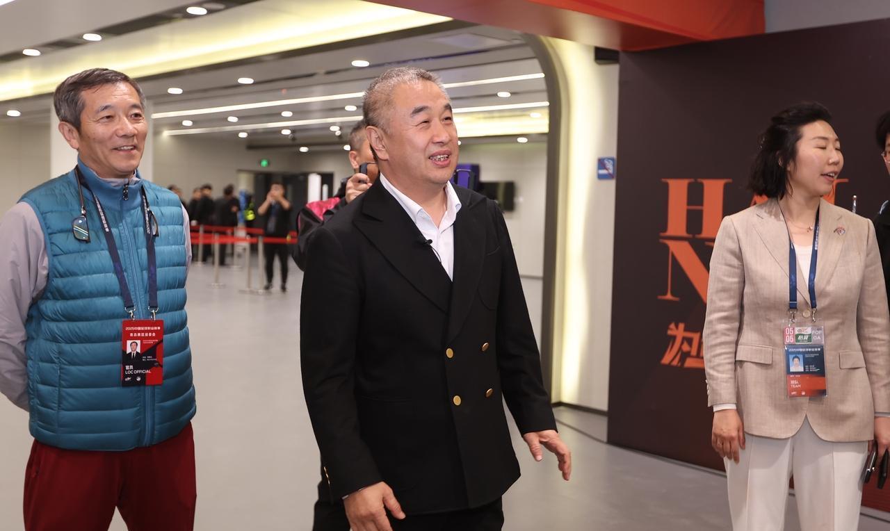 青岛海牛俱乐部投资人乔伟光的经历堪称传奇。他没有显赫的家庭背景，16岁时还在开出