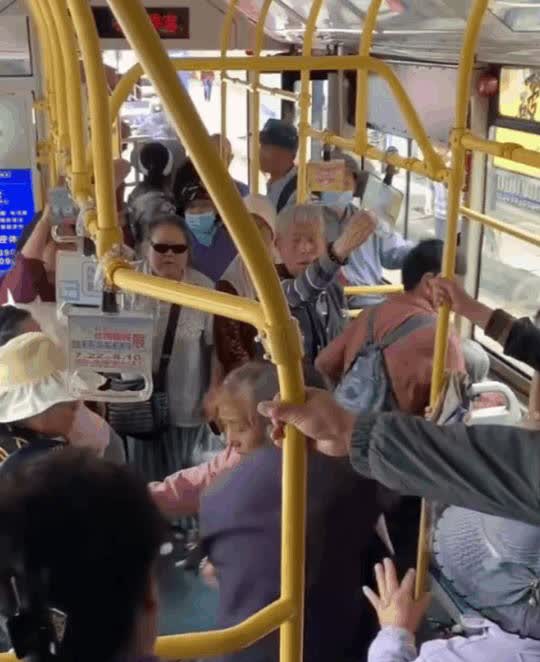 现在的老人真是为老不尊，在公交车上都开始打架！
两位老人在公交车因为很小的事情