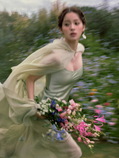 无法向人解释，我第一次看到欧阳娜娜这组出逃图的震撼
虽然没有聚焦人脸画面整体会偏