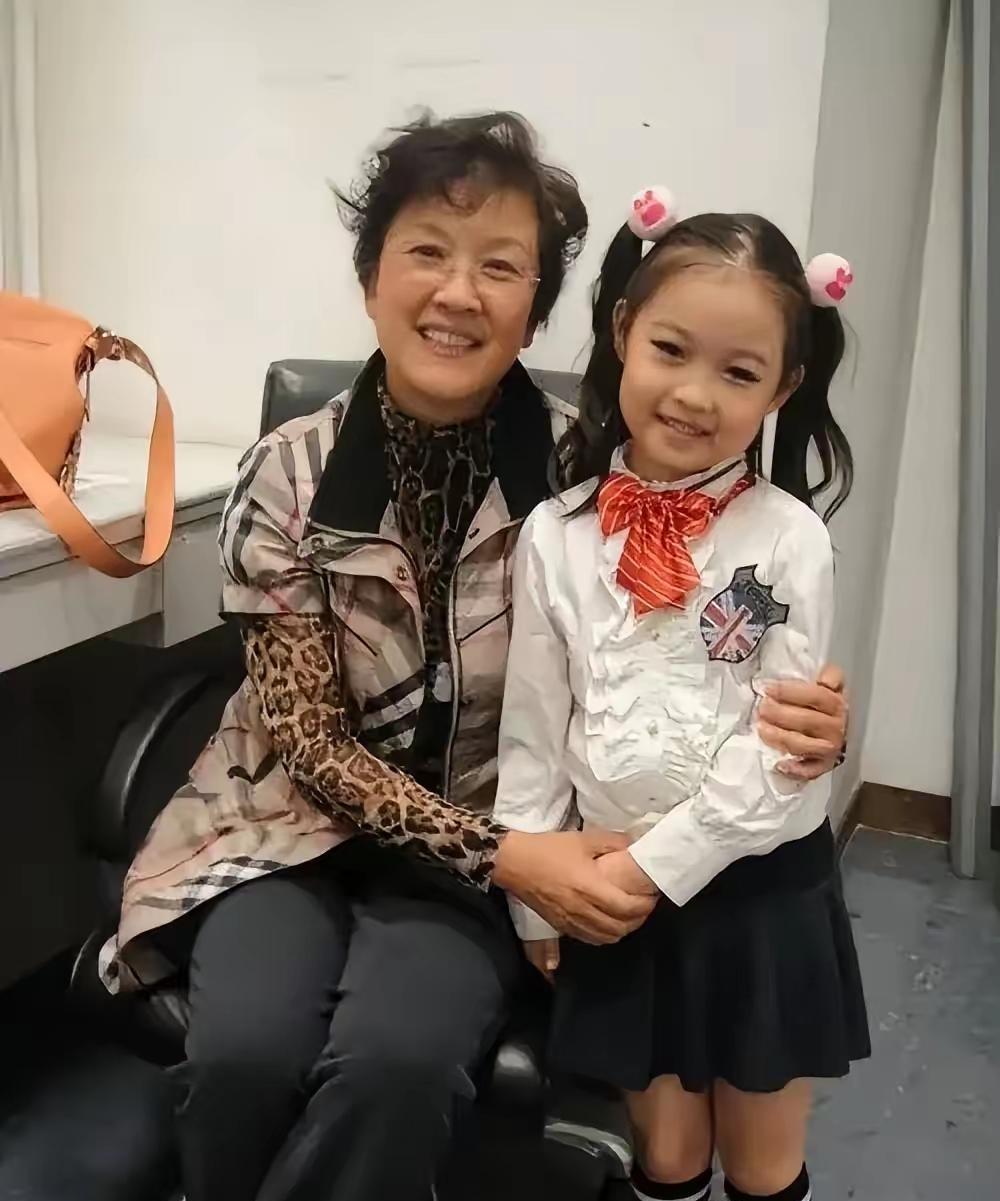 你们认识这位慈祥的老奶奶吗？
认识的人绝对是电视剧迷
她是国家一级演员，要演技有