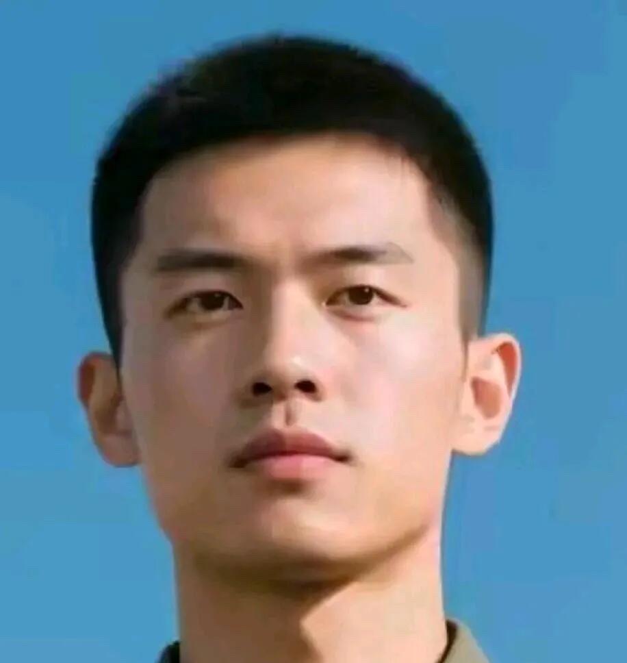 这样的男人，一看就有男人气质，小眼睛，五官的棱角分明，阳刚之帅，英姿飒爽，这才是