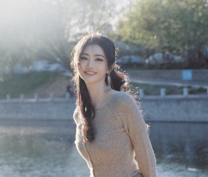 景甜着中式套装河边漫步 沐浴阳光美如画