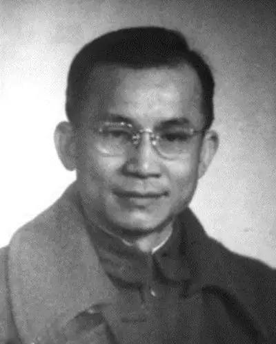 1943年6月的一天清晨，延安枣园，保安处处长陈泊正照例查看毛主席的接见安排表，