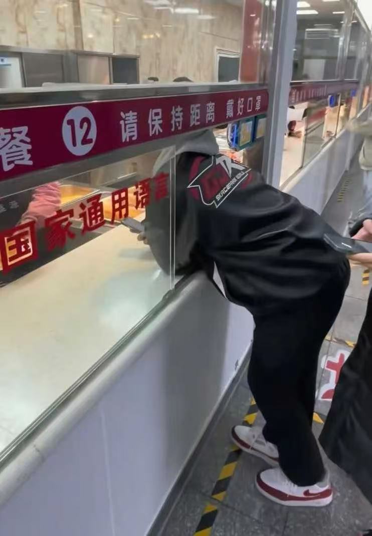 阿姨：小同事你的头快伸到锅里了