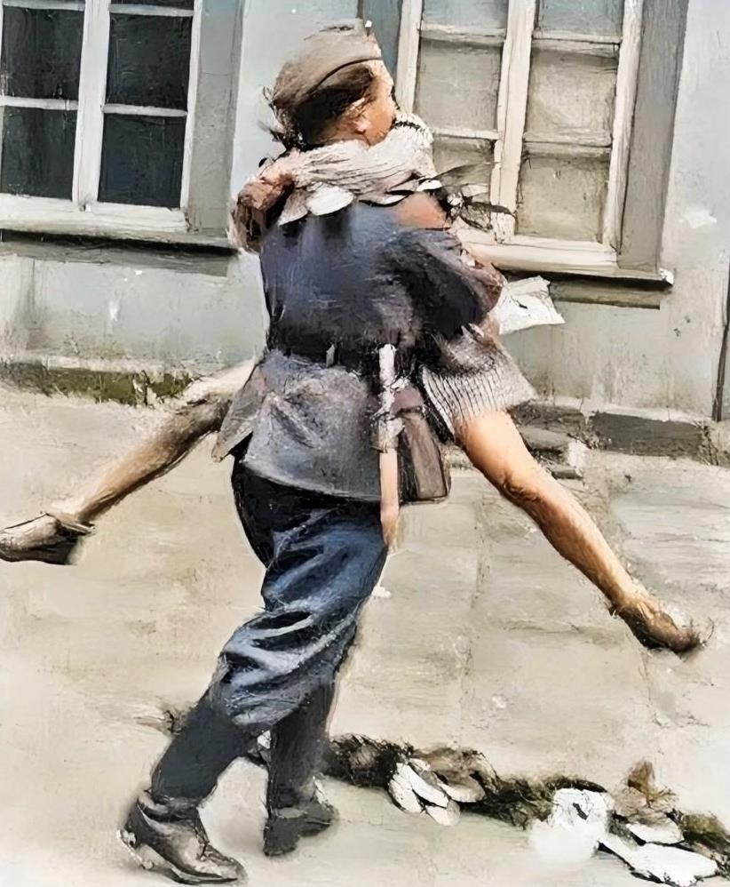 1942年，法国巴黎，一名年轻漂亮的法国女子，正在跟他的德军男朋友亲密的拥抱。女