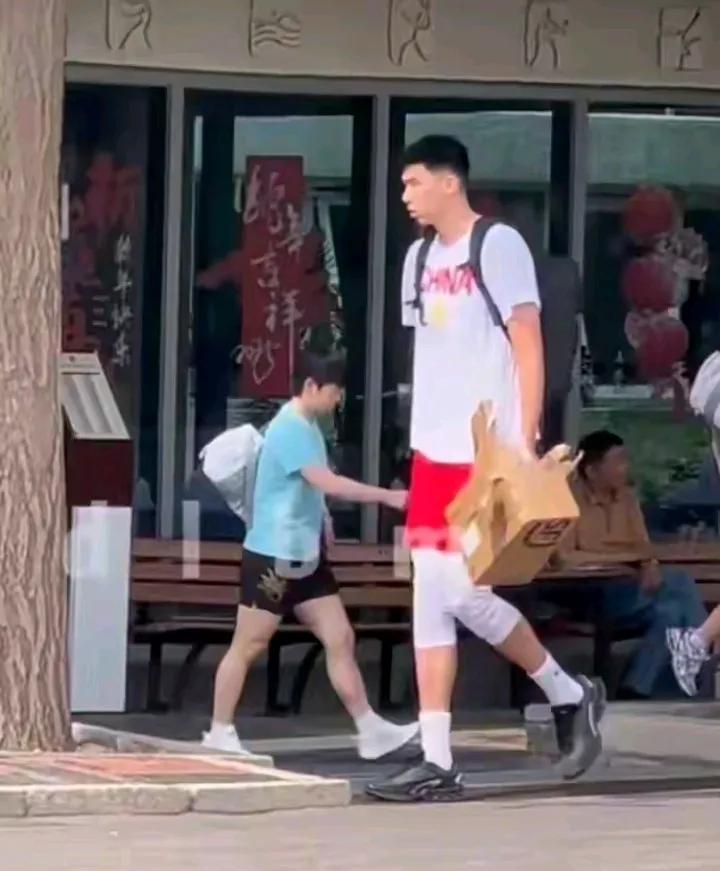 有你们真好，让我随时可以看到莎莎，还有这么有趣、奇妙的画面！
原来是莎莎在北京训