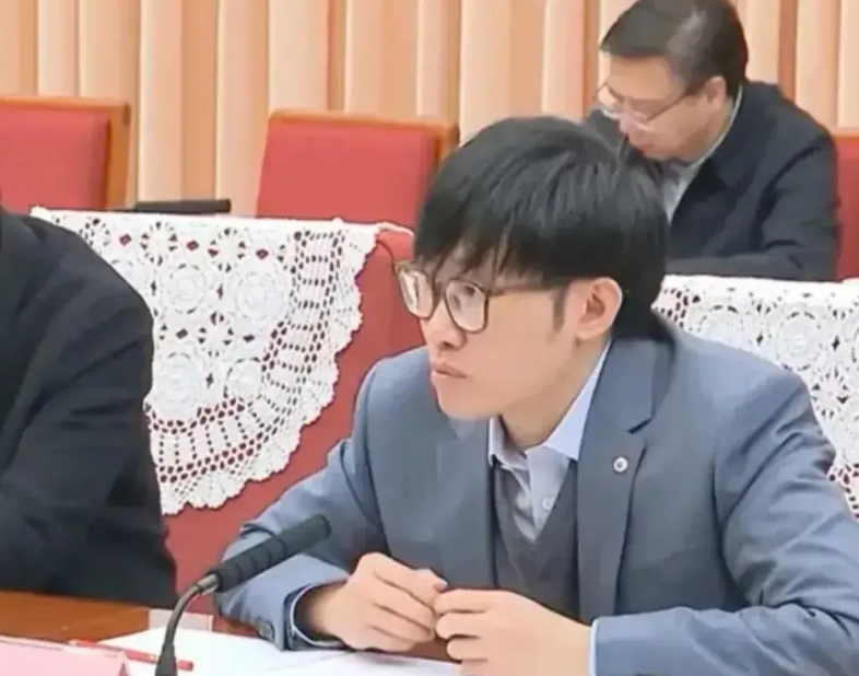 惊！DeepSeek背后，犹太资本竟对梁文锋设局抓捕？
 
你能想象吗？一场惊心