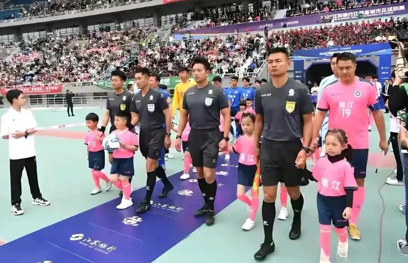 江苏城市足球联赛爆火出圈，场均观众超中甲。广东见状也宣布举办足球联赛，能否成为“