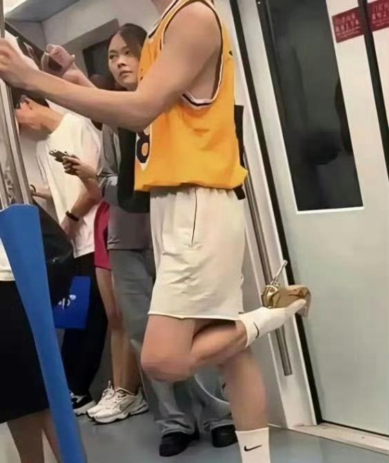 地铁上看到的一幕，假如这是你孩子，该怎么办？