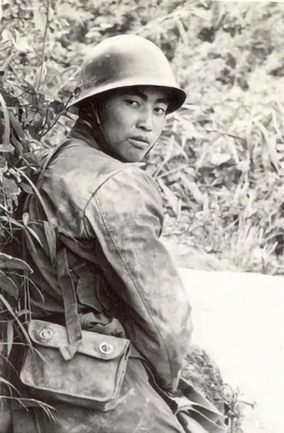 1984年，老山前线。21岁新兵张忠顺，与战友失联。他一头冲进炮火网，寻找战友。