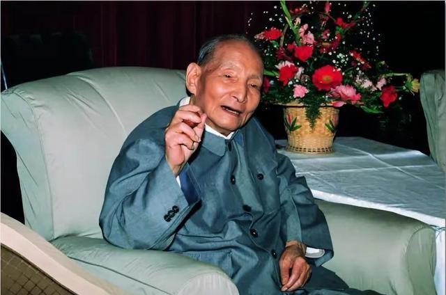 陈云身体并不怎么好，为什么能长寿？他曾给人透露秘诀，说每次要吃的少一点，吃饭留三