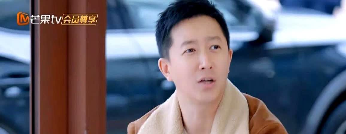 李承铉说他要去上厕所

戚薇不叫上大家一起吗？

问一下有人去洗手间吗？