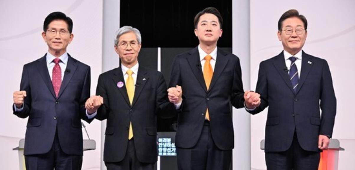 韩国大选：撕裂、缺失，谁能救？











韩国社会现在就像坐在火山口