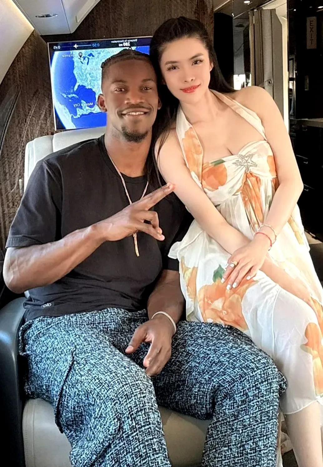 华人美女牌手Britney Jing晒出与NBA球星巴特勒在私人飞机上的合影，疑