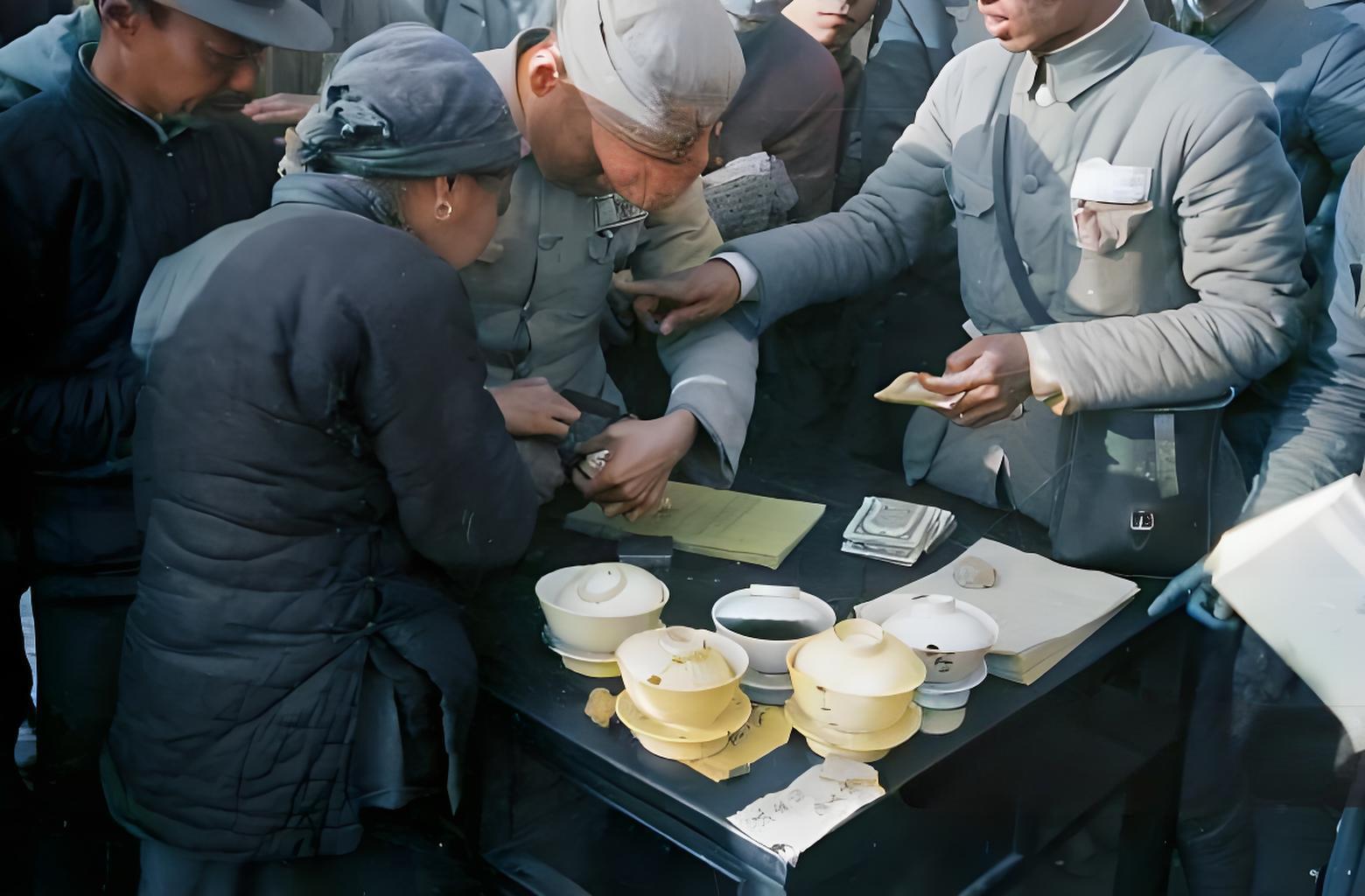 这两张照片记录的是1943年常德战役后，士兵向难民发放救济金的场景