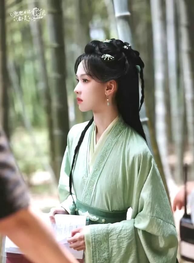 #今日我的5月总结#
陈都灵《楚朝》翘楚路透照来了，鲨疯了
这造型适配度拉满，直