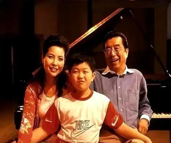 李天一犯了错已得到惩罚，出狱后到国外发展过正常人的生活谁也无法干涉，任何人不得无