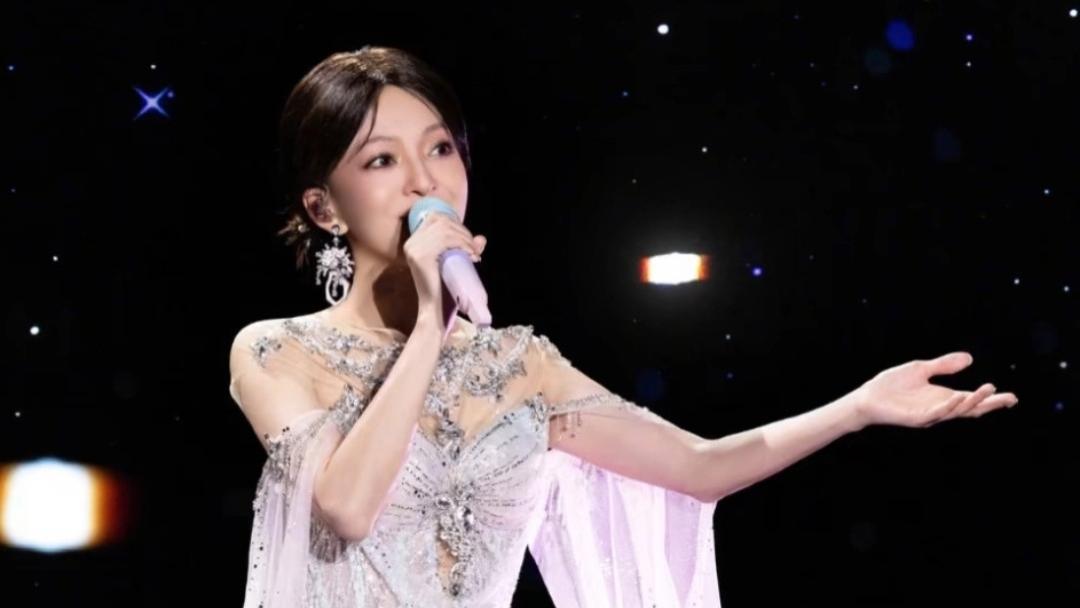 张韶涵前造型师回应“被裁”风波：揭秘演唱会造型背后的趣事