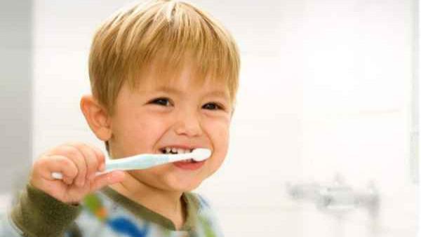 宝宝刷牙从第一颗牙开始：选对工具用对方法，守护小牙健康