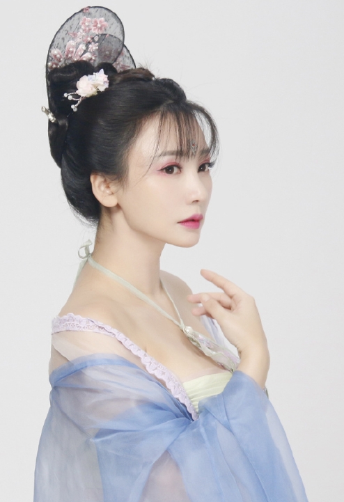 柳岩《回到明朝当王爷之杨凌传》古装造型定妆照。
